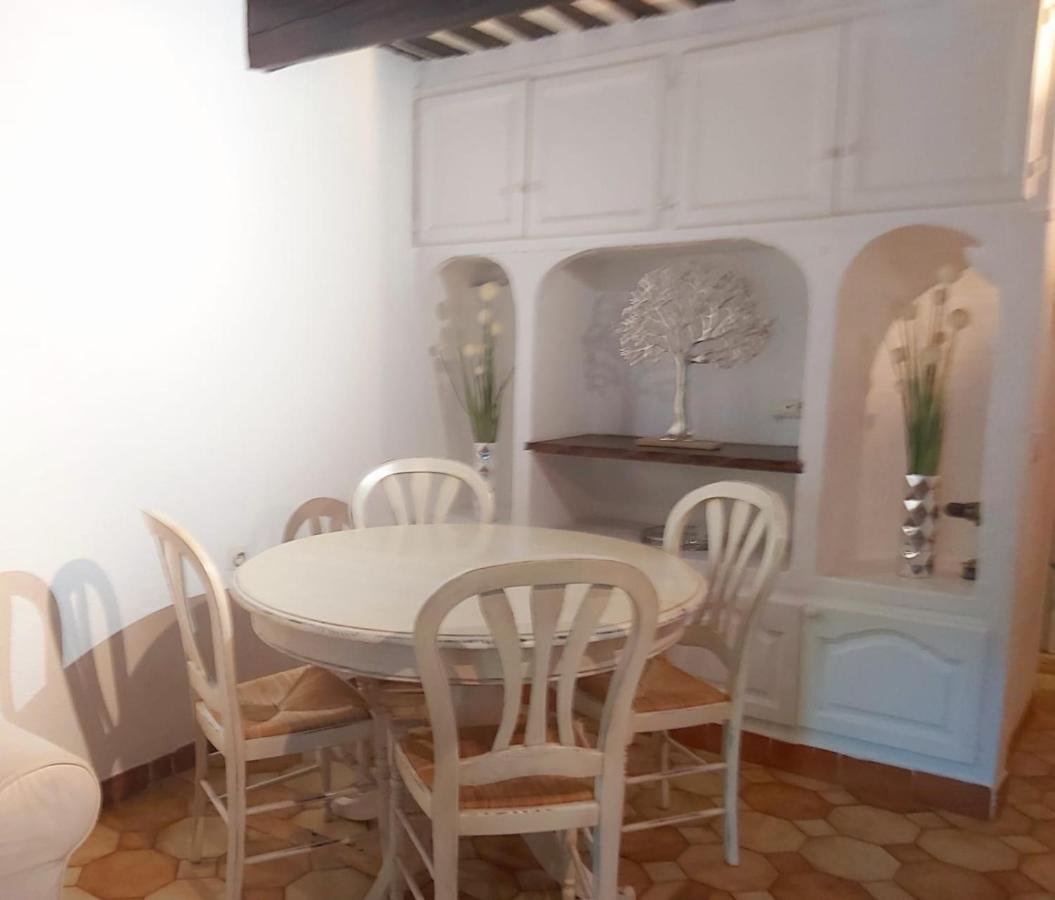 Eblouissant Au Calme D'une Avec Piscine Idealement Situe Au Pied Du Colorado Provencal Dans Le Prestigieux Luberon *